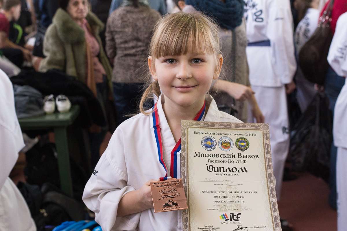 Награждение воспитанницы московской школы таэквондо