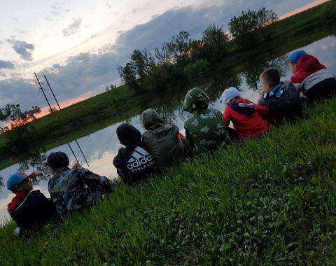 Воспитанники школы тхэквондо на берегу реки в летнем спортивном лагере